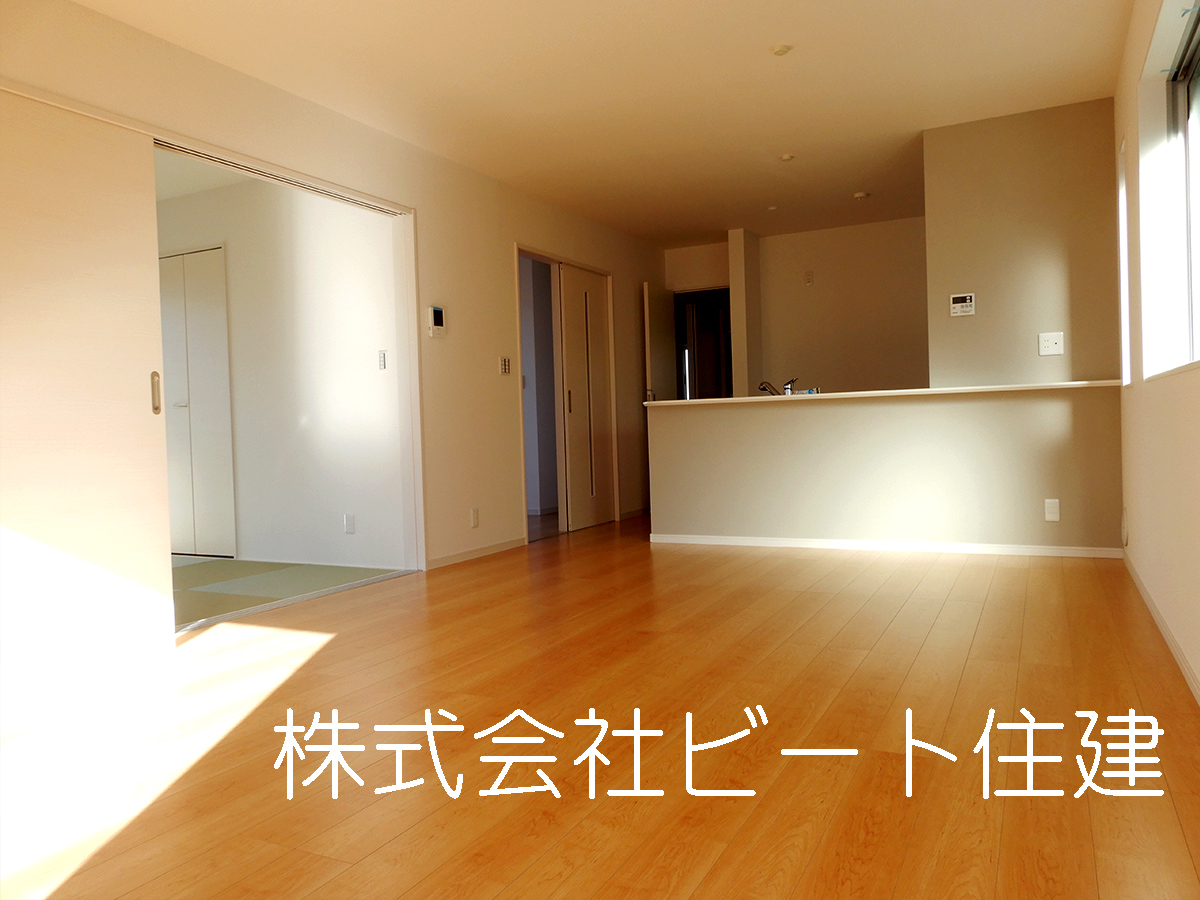 広々とした綺麗な室内と、落ち着いた外観が魅力の平成29年1月築の物件。建物面積111.53㎡なので、家族向けです。好条件で利便性の高い間口10m以上の物件をどうぞ。快適にお料理をする事が出来るシステムキッチンの物件です。0745-55-2939まで、一戸建て探しのご依頼をお申し付け下さい。大和高田市の近鉄南大阪線高田市周辺にあるお勧めの物件情報をご紹介しております。(キッチン) 広々とした綺麗な室内と、落ち着いた外観が魅力の平成29年1月築の物件。建物面積111.53㎡なので、家族向けです。好条件で利便性の高い間口10m以上の物件をどうぞ。快適にお料理をする事が出来るシステムキッチンの物件です。0745-55-2939まで、一戸建て探しのご依頼をお申し付け下さい。大和高田市の近鉄南大阪線高田市周辺にあるお勧めの物件情報をご紹介しております。(キッチン)