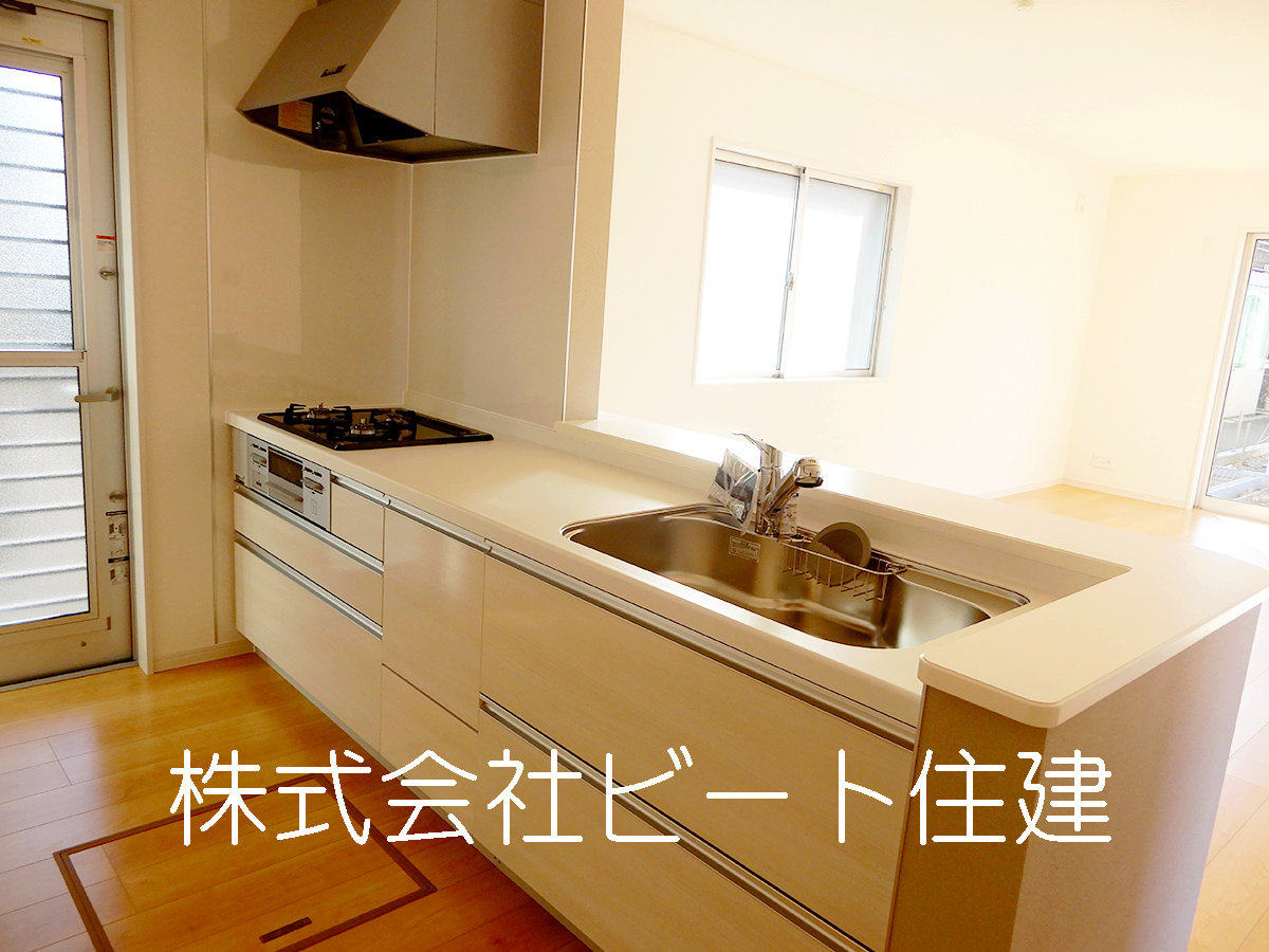 買い物の際の道のりも楽になりやすい平坦地です。こちらは141.03㎡(公簿)の面積を有する新築一戸建でおすすめです。朝に慌てることなく行動するために駅から徒歩9分の駅近新築一戸建がオススメ。お子様とのお料理も楽しめる3口以上のコンロのある新築一戸建です。駅から近い物件をお求めなら、ビート住建にお任せください。当社では近鉄南大阪線高田市周辺の不動産情報を豊富に取り扱っております。 買い物の際の道のりも楽になりやすい平坦地です。こちらは141.03㎡(公簿)の面積を有する新築一戸建でおすすめです。朝に慌てることなく行動するために駅から徒歩9分の駅近新築一戸建がオススメ。お子様とのお料理も楽しめる3口以上のコンロのある新築一戸建です。駅から近い物件をお求めなら、ビート住建にお任せください。当社では近鉄南大阪線高田市周辺の不動産情報を豊富に取り扱っております。
